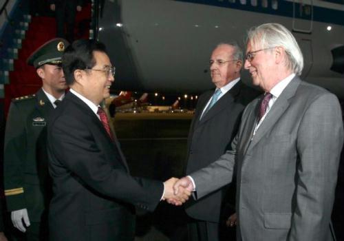 Chinese President Hu Jintao (L, front) is greeted by Brazilian senior officials upon his arrival in Brasilia, capital of Brazil, April 14, 2010. Chinese President Hu Jintao arrived in Brasilia on Wednesday for a summit of Brazil, Russia, India and China slated for Thursday and Friday, and a state visit to the Latin American state. (Xinhua/Ju Peng)