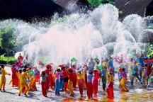 Water Splashing Festival celebrated in Yunnan