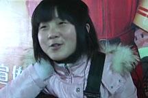 Beijing underpass busker wins over commuters