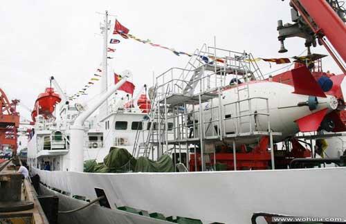 China's manned deep-sea submersible, Jiaolong, will attempt a record dive of 7,000 meters below sea level in June.