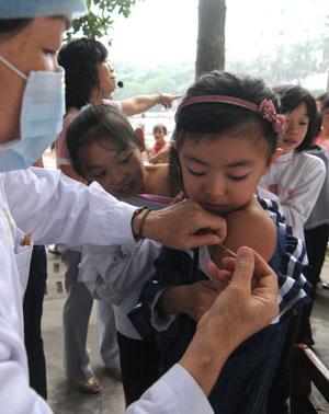 Children&nbsp;receives&nbsp;the&nbsp;A/H1N1&nbsp;influenza&nbsp;vaccination&nbsp;in&nbsp;Liuzhou,&nbsp;a&nbsp;city&nbsp;in&nbsp;south&nbsp;China's&nbsp;Guangxi&nbsp;Zhuang&nbsp;Autonomous&nbsp;Region,&nbsp;Oct.&nbsp;28,&nbsp;2009.&nbsp;A&nbsp;vaccination&nbsp;program&nbsp;against&nbsp;the&nbsp;A/H1N1&nbsp;virus&nbsp;is&nbsp;kicked&nbsp;off&nbsp;in&nbsp;the&nbsp;autonomous&nbsp;region&nbsp;on&nbsp;Wednesday.(Xinhua/Huang&nbsp;Xiaobang)
