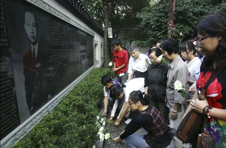 Local&nbsp;residents&nbsp;of&nbsp;Xiaoying&nbsp;Alley&nbsp;lay&nbsp;the&nbsp;white&nbsp;chrisanthemum&nbsp;to&nbsp;mourn&nbsp;for&nbsp;the&nbsp;just&nbsp;passed-away&nbsp;China's&nbsp;keystone&nbsp;space&nbsp;scientist&nbsp;Qian&nbsp;Xuesen,&nbsp;in&nbsp;front&nbsp;of&nbsp;his&nbsp;portrait&nbsp;on&nbsp;a&nbsp;stone&nbsp;tablet&nbsp;in&nbsp;his&nbsp;hometown&nbsp;of&nbsp;Hangzhou,&nbsp;east&nbsp;China's&nbsp;Zhejiang&nbsp;province,&nbsp;Oct.&nbsp;31,&nbsp;2009.&nbsp;Qian&nbsp;Xuesen,&nbsp;widely&nbsp;acclaimed&nbsp;as&nbsp;the&nbsp;country's&nbsp;"father&nbsp;of&nbsp;space&nbsp;technology"&nbsp;and&nbsp;"king&nbsp;of&nbsp;rocketry",&nbsp;died&nbsp;of&nbsp;illness&nbsp;in&nbsp;Beijing&nbsp;Saturday&nbsp;morning&nbsp;at&nbsp;the&nbsp;age&nbsp;of&nbsp;98.&nbsp;Under&nbsp;the&nbsp;guidance&nbsp;of&nbsp;Qian,&nbsp;also&nbsp;known&nbsp;as&nbsp;Tsien&nbsp;Hsue-shen,&nbsp;China&nbsp;finished&nbsp;the&nbsp;blueprint&nbsp;on&nbsp;developing&nbsp;jet&nbsp;and&nbsp;rocket&nbsp;technology.&nbsp;He&nbsp;also&nbsp;played&nbsp;a&nbsp;significant&nbsp;role&nbsp;in&nbsp;developing&nbsp;the&nbsp;country's&nbsp;first&nbsp;artificial&nbsp;earth&nbsp;satellite.&nbsp;(Xinhua/Xu&nbsp;Zuoheng)