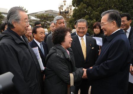 Chinese&nbsp;Premier&nbsp;Wen&nbsp;Jiabao&nbsp;(R)&nbsp;meets&nbsp;with&nbsp;the&nbsp;members&nbsp;of&nbsp;the&nbsp;Japanese&nbsp;war&nbsp;orphans'&nbsp;delegation,&nbsp;who&nbsp;revisit&nbsp;China&nbsp;to&nbsp;thank&nbsp;their&nbsp;Chinese&nbsp;foster&nbsp;families,&nbsp;in&nbsp;Beijing,&nbsp;capital&nbsp;of&nbsp;China,&nbsp;Nov.&nbsp;11,&nbsp;2009.(Xinhua/Fan&nbsp;Rujun)