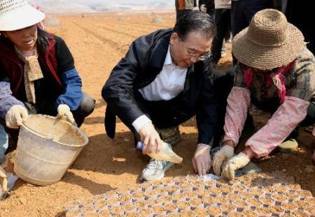 Chinese&nbsp;Premier&nbsp;Wen&nbsp;Jiabao&nbsp;(C)&nbsp;adds&nbsp;soil&nbsp;to&nbsp;the&nbsp;plastic&nbsp;bags&nbsp;to&nbsp;rear&nbsp;corn&nbsp;seedlings&nbsp;in&nbsp;the&nbsp;field&nbsp;in&nbsp;Luliang&nbsp;County,&nbsp;southwest&nbsp;China's&nbsp;Yunnan&nbsp;Province,&nbsp;March&nbsp;20,&nbsp;2010.&nbsp;During&nbsp;a&nbsp;three-day&nbsp;inspection&nbsp;trip&nbsp;in&nbsp;the&nbsp;drought-plagued&nbsp;Yunnan&nbsp;Province&nbsp;ending&nbsp;on&nbsp;Sunday,&nbsp;Premier&nbsp;Wen&nbsp;visited&nbsp;Qujing&nbsp;City,&nbsp;one&nbsp;of&nbsp;the&nbsp;regions&nbsp;that&nbsp;suffered&nbsp;the&nbsp;most&nbsp;from&nbsp;the&nbsp;severe&nbsp;drought&nbsp;ravaging&nbsp;since&nbsp;last&nbsp;October,&nbsp;to&nbsp;comfort&nbsp;the&nbsp;affected&nbsp;locals&nbsp;and&nbsp;direct&nbsp;relief&nbsp;work.&nbsp;(Xinhua/Yao&nbsp;Dawei)