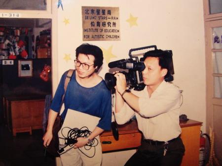 1995年拍摄纪录片《母亲别无选择》工作照