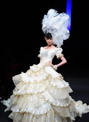 Mode&nbsp;:&nbsp;les&nbsp;robes&nbsp;de&nbsp;mariée&nbsp;à&nbsp;l'honneur&nbsp;lors&nbsp;de&nbsp;la&nbsp;Semaine&nbsp;de&nbsp;la&nbsp;Mode&nbsp;de&nbsp;Chine