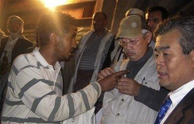 Freed&nbsp;Japanese&nbsp;engineer&nbsp;and&nbsp;hostage&nbsp;Takeo&nbsp;Mashimo,&nbsp;2nd&nbsp;right,&nbsp;leaves&nbsp;the&nbsp;San'a&nbsp;Governor's&nbsp;office&nbsp;in&nbsp;the&nbsp;capital&nbsp;San'a,&nbsp;Yemen&nbsp;Monday,&nbsp;Nov.&nbsp;23,&nbsp;2009.&nbsp;The&nbsp;Japanese&nbsp;engineer&nbsp;seized&nbsp;by&nbsp;Yemeni&nbsp;tribesmen&nbsp;seeking&nbsp;to&nbsp;swap&nbsp;him&nbsp;for&nbsp;a&nbsp;prisoner&nbsp;with&nbsp;al-Qaida&nbsp;links&nbsp;was&nbsp;released&nbsp;Monday&nbsp;after&nbsp;a&nbsp;week&nbsp;in&nbsp;captivity,&nbsp;his&nbsp;embassy&nbsp;said.(AP&nbsp;Photo)