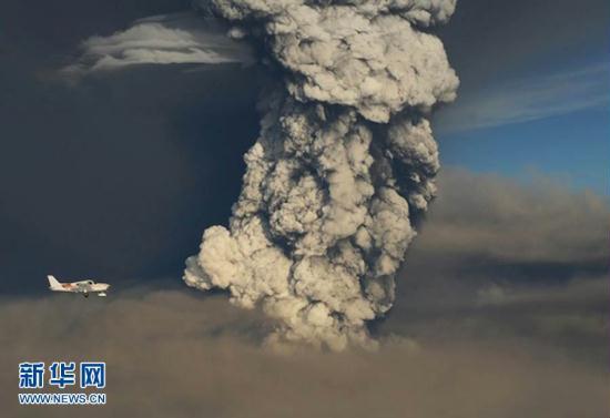 Ash cloud from Iceland volcano threatens air tra