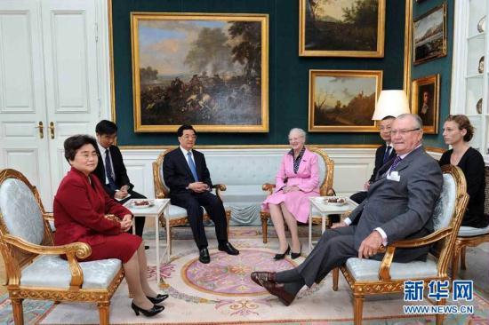 Chinese President Hu Jintao has held talks with Danish Queen, Margrethe the second, following his arrival in Copenhagen for a three-day state visit.