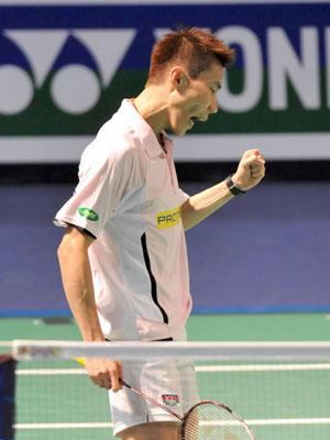 Malaysia's Lee Chong Wei celebrates the victory during men's singles final match against Denmark's Peter Hoeg Gade at Hong Kong open super series 2009 in Hong Kong, south China, Nov. 15, 2009. Lee won 2-1, and claimed the title of the match. (Xinhua/Lo Ping Fai)