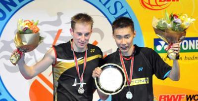 Malaysia's Lee Chong Wei(R) and Denmark's Peter Hoeg Gade display their trophies during the awarding ceremony after men's singles final match between them at Hong Kong open super series 2009 in Hong Kong, south China, Nov. 15, 2009. Lee won 2-1, and claimed the title of the match.(Xinhua/Lo Ping Fai)