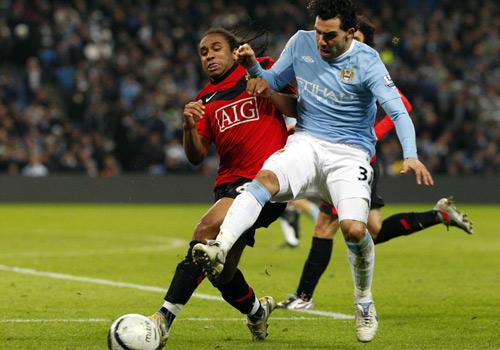 Manchester City's Carlos Tevez (R) challenges Manchester United's Anderson during their English League Cup soccer match at the City of Manchester Stadium in Manchester, northern England, January 19, 2010.(Xinhua/Reuers Photo)