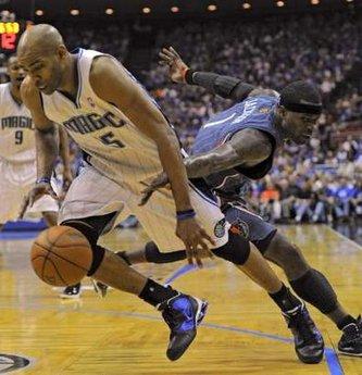 Orlando Magic guard Vince Carter (L) drives past Charlotte Bobcats guard Stephen Jackson during the second half of Game 1 of their NBA Eastern Conference basketball playoff series in Orlando, Florida April 18, 2010.REUTERS/Kevin Kolczynski (UNITED STATES - Tags: SPORT BASKETBALL)