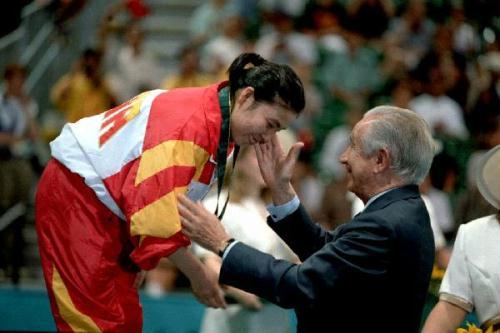 In this file photo taken on July 31, 1996, Juan Antonio Samaranch, former president of the International Olympic Committee (IOC) flaps gold medalist China's Deng Yaping's cheek during the awarding ceremony for women's single of table tennis at 26th Olympic Games in Atlanta, United States. Juan Antonio Samaranch died at the age of 89 on April 21, 2010 in Barcelona after suffering from severe heart attack. (Xinhua)