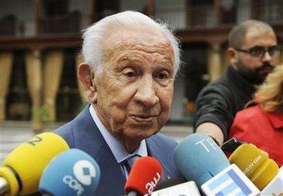 Former International Olympic Committee (IOC) President Juan Antonio Samaranch speaks to reporters before a Prince of Asturias Award jury meeting in Oviedo in this September 2009 file photo. Samaranch has died, the IOC said on April 21, 2010.REUTERS/Eloy