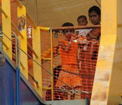 Sri&nbsp;Lanka&nbsp;asylum&nbsp;seekers&nbsp;stand&nbsp;on&nbsp;the&nbsp;deck&nbsp;of&nbsp;an&nbsp;Australian&nbsp;Customs&nbsp;and&nbsp;Immigration&nbsp;Fisheries&nbsp;Patrol&nbsp;vessel&nbsp;anchored&nbsp;off&nbsp;Indonesia's&nbsp;Riau&nbsp;Island&nbsp;of&nbsp;Tanjung&nbsp;Pinang&nbsp;on&nbsp;October&nbsp;27.&nbsp;Indonesia&nbsp;on&nbsp;Friday&nbsp;gave&nbsp;an&nbsp;Australian&nbsp;customs&nbsp;boat&nbsp;another&nbsp;week&nbsp;to&nbsp;end&nbsp;a&nbsp;standoff&nbsp;with&nbsp;78&nbsp;Sri&nbsp;Lankan&nbsp;asylum&nbsp;seekers&nbsp;who&nbsp;are&nbsp;refusing&nbsp;to&nbsp;disembark&nbsp;on&nbsp;Indonesia's&nbsp;Bintan&nbsp;island.(AFP/Roslan&nbsp;Rahman)
