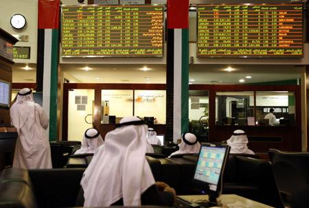 Investors look at stock exchange information at the Dubai Financial Market December 14, 2009. Abu Dhabi stepped in to help fellow United Arab Emirates member Dubai with a $10 billion (6.1 billion pound) injection, of which $4.1 billion was allocated to troubled state-owned conglomerate Dubai World to pay immediate obligations, Dubai said on Monday. (Xinhua/Reuters Photo)