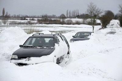 Car are stuck in drifting snow near the northern German town of Soehlen. (AFP/DDP/Philipp Guelland)