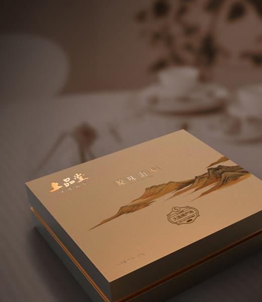 鲜活海参直接加工,营养高三倍 鲜活海参上岸后,第一时间加工,减少参体中营养成分和活性物质的流失,其营养高出普通水发海参3倍之多,并完美保留了海参最原始的鲜味。 1小时抢鲜工艺,10:1浓缩精华 上品堂特有短时加工技术,从出海到成品,仅需1个小时即可完成。行业领先高浓缩工艺,使原味海参仅为活海参体积的1/10,营养成分高度凝聚,参肉细致,紧韧弹牙。 健康0添加,即食即补 不添加任何人工成分,包括盐,保证海参的健康原生品质。独立包装,食用方便,一天一只,即食即补。 责编:王燕