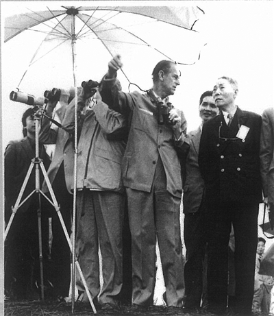 1986年，邓宗觉教授（右一）陪同外国学者考察鄱阳湖鸟类。 南昌大学档案馆供图