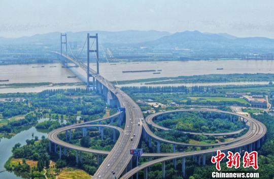 It continuously broke through the Runyang Bridge with the largest span, the largest anchorage and the largest deep foundation pit in China at that time. Photo by Luo Bo