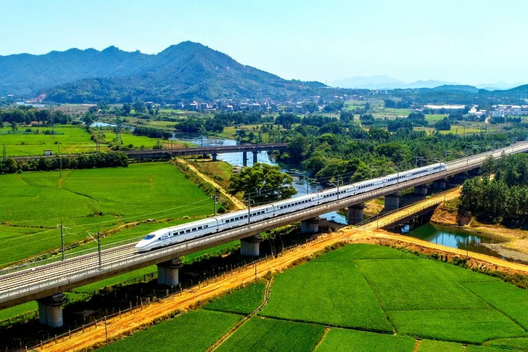 一列昌赣高铁综合检测车行驶在江西省吉安市峡江县水边镇田野上(资料