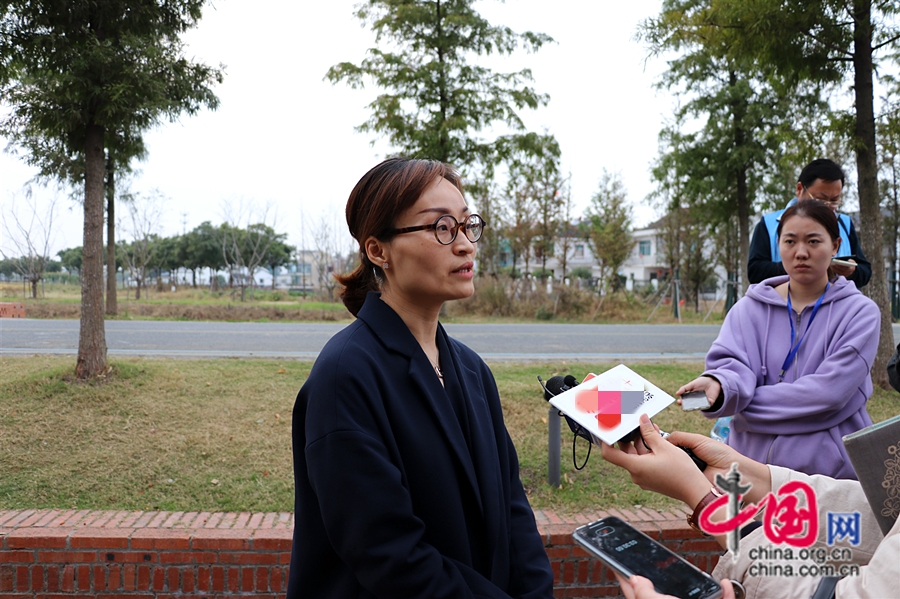 11月7日，锦溪镇党委宣传委员赵瑜接受记者采访。（中国网 王文晔 摄）