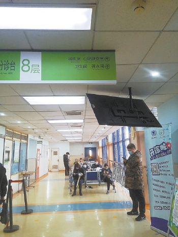  北京儿童医院精神心理科诊室外的候诊区。