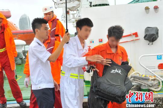 台风天驾皮划艇出海 三亚多部门联合救助两男子