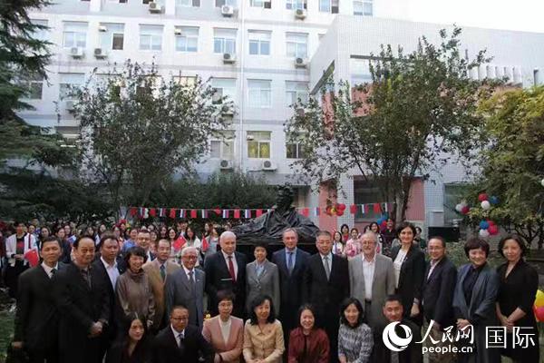 普希金雕像8日在首都师范大学落成(图片由首都师范大学提供)