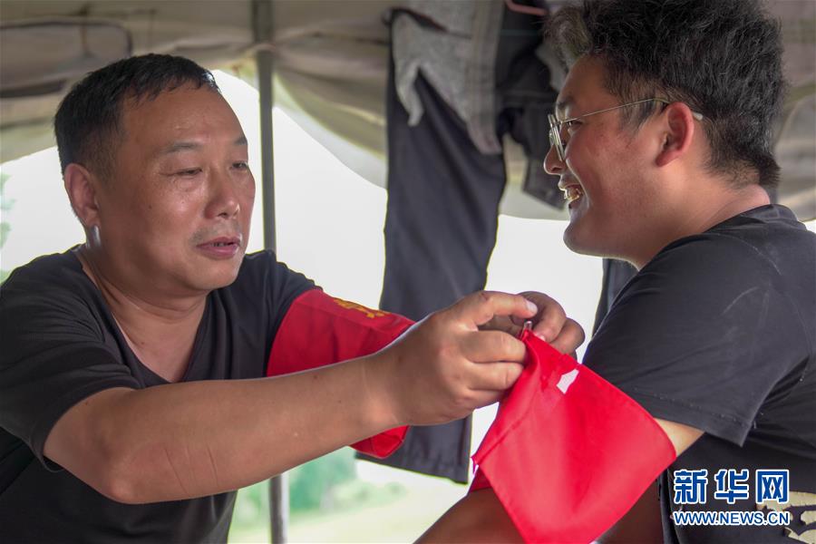 (Xinhua all-media headlines and graphic interaction) (9) Youth is out of the queue — — The ceremony of blood coming of age in the flood peak of rainstorm