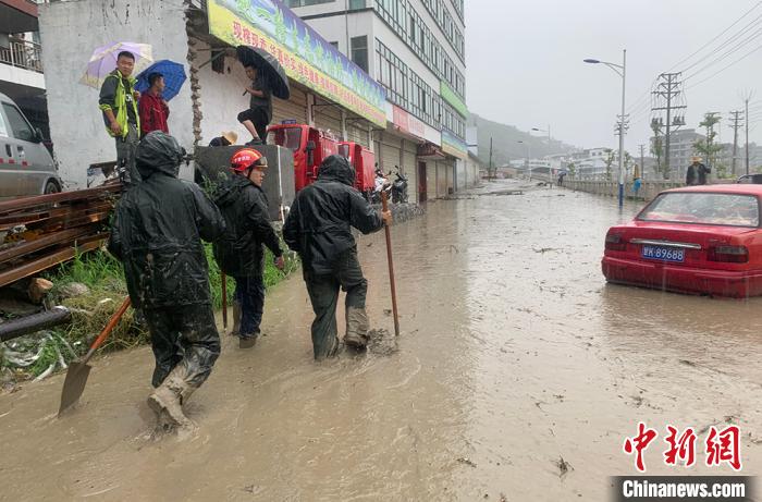 甘肃武都暴雨致山洪泥石流频发消防营救疏散400余人