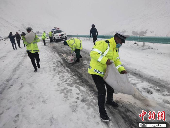 新疆和静多个路段突降大雪交警全力保障游客通行安全