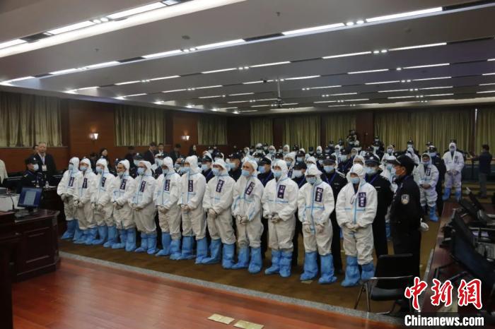 图为陈基福等51名被告人出庭受审。　桂林市中级人民法院供图 摄