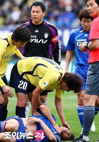 [组图]李玮峰遭韩式飞腿锁喉 五官扭曲脖颈险断