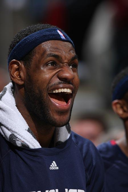 [组图]骑士大胜雄鹿四连胜 詹姆斯兴奋脸型扭曲