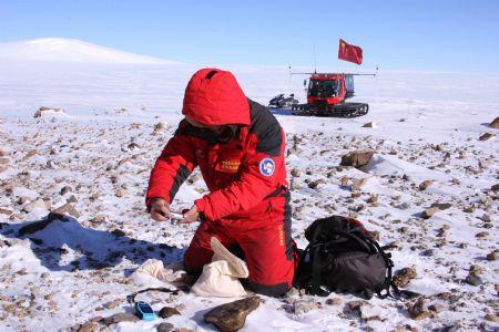 China´s Antarctic expedition team finds first meteorite at Glove Mountain CCTV-International