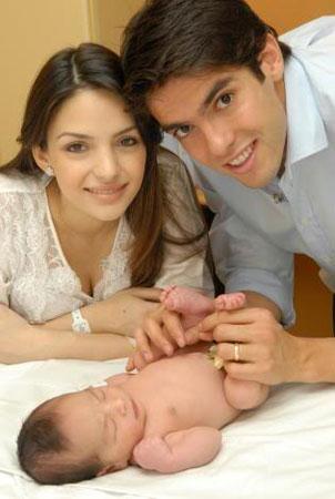 组图卡卡公布一岁儿子靓照天生明星相