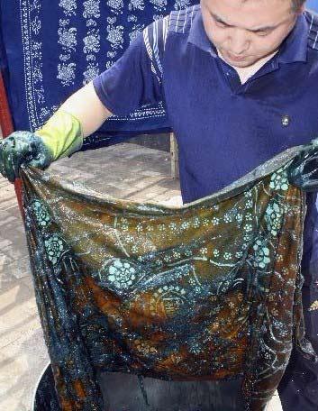 顾慧勇在蓝印花布浆染过程中对布料连续进行二次染色