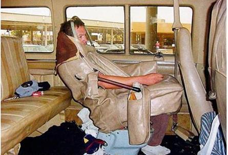 墨西哥一男子化妆成车座欲偷渡进入美国被抓