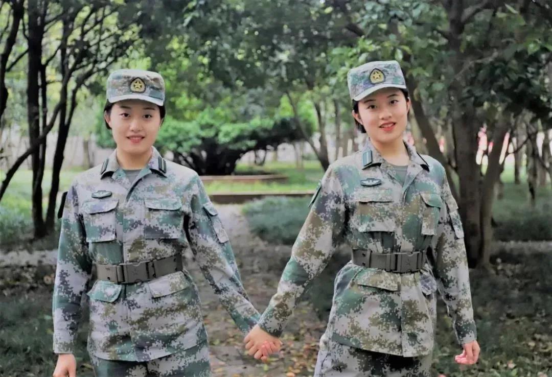 如今在陆军勤务学院共同学习 双胞胎姐妹花王豆,王苗 携手从"最帅