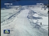 新闻现场：雪上“太空球”失控坠崖