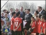 习近平看望在德国训练的中国少年足球运动员
