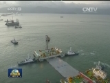 港珠澳大桥海底隧道首节曲线段沉管安装成功