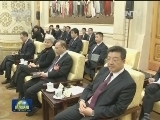 俞正声看望参加全国政协十二届五次会议报道的新闻工作者