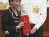 栗战书向第五任全国人大常委会香港特别行政区基本法委员会组成人员颁发任命书
