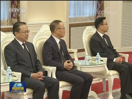 栗战书前往越南驻华使馆吊唁陈大光主席逝世