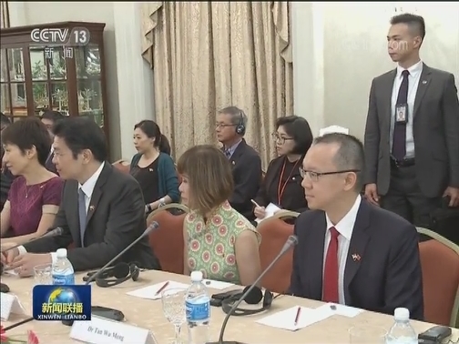 李克强同新加坡总理举行会谈时强调 加强创新引领 打造合作新亮点 推动中新与时俱进的全方位合作伙伴关系迈上新台阶