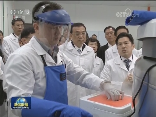 李克强参观新加坡特沙生物医疗科技公司