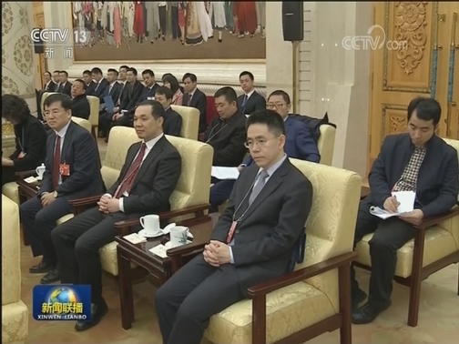 汪洋看望参加全国政协十三届二次会议报道的新闻工作者